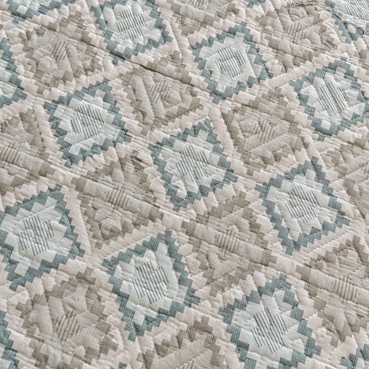 91家纺网 家纺一手货源 找家纺 手艺人家纺 2026新款四季通用榻榻米纯棉床盖专用防滑夹棉绗缝床单坑盖炕罩垫子可机洗定制 波西迷亚灰