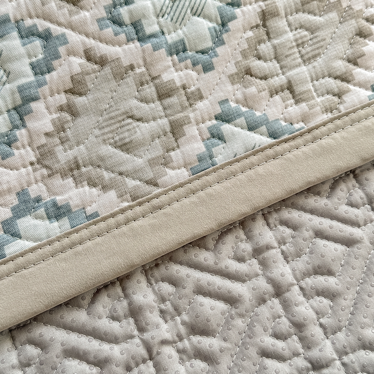 91家纺网 家纺一手货源 找家纺 手艺人家纺 2026新款四季通用榻榻米纯棉床盖专用防滑夹棉绗缝床单坑盖炕罩垫子可机洗定制 波西迷亚灰