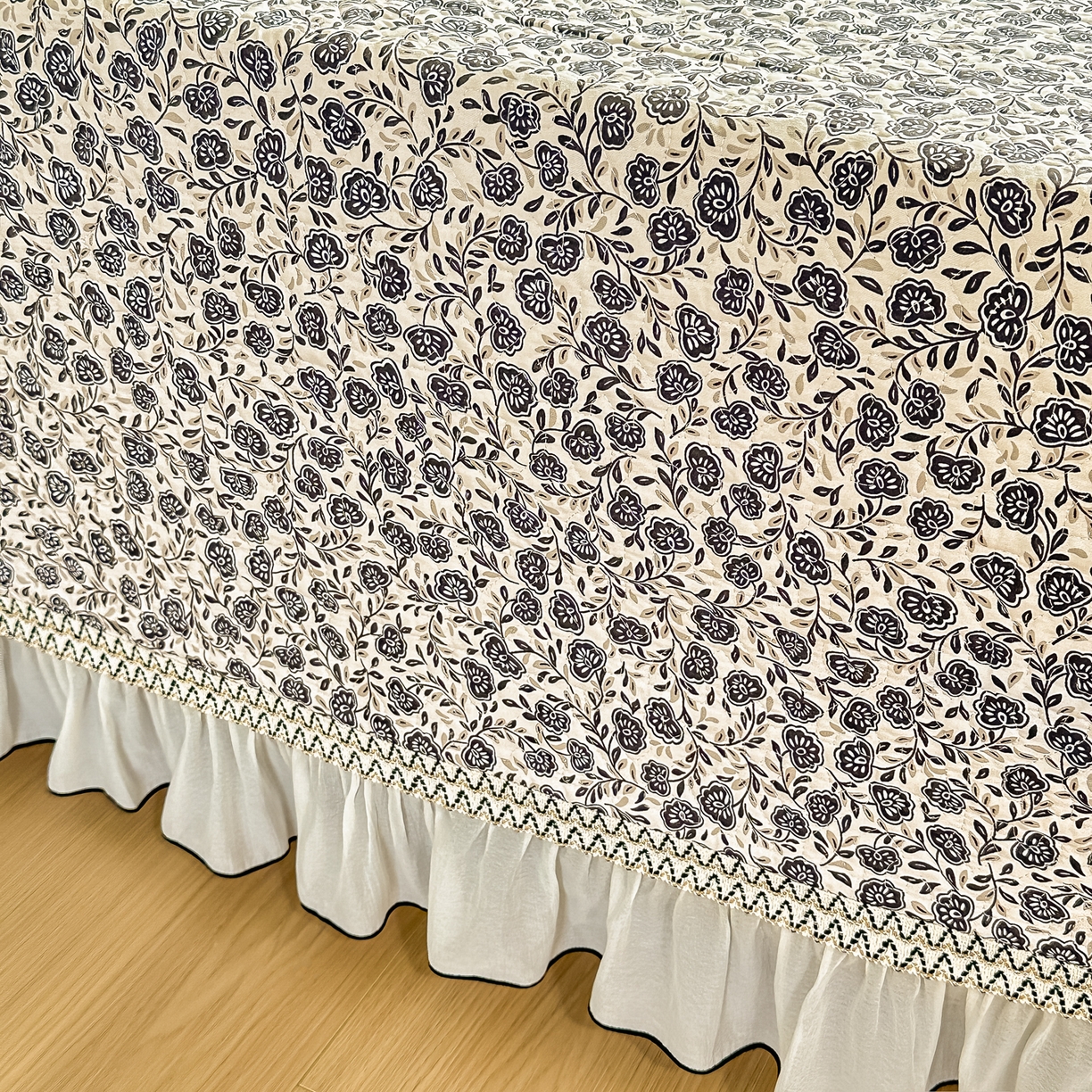 91家纺网 家纺一手货源 找家纺 手艺人家纺 2026新款四季通用榻榻米纯棉床盖专用防滑夹棉绗缝床单坑盖炕罩垫子可机洗定制 花田梦