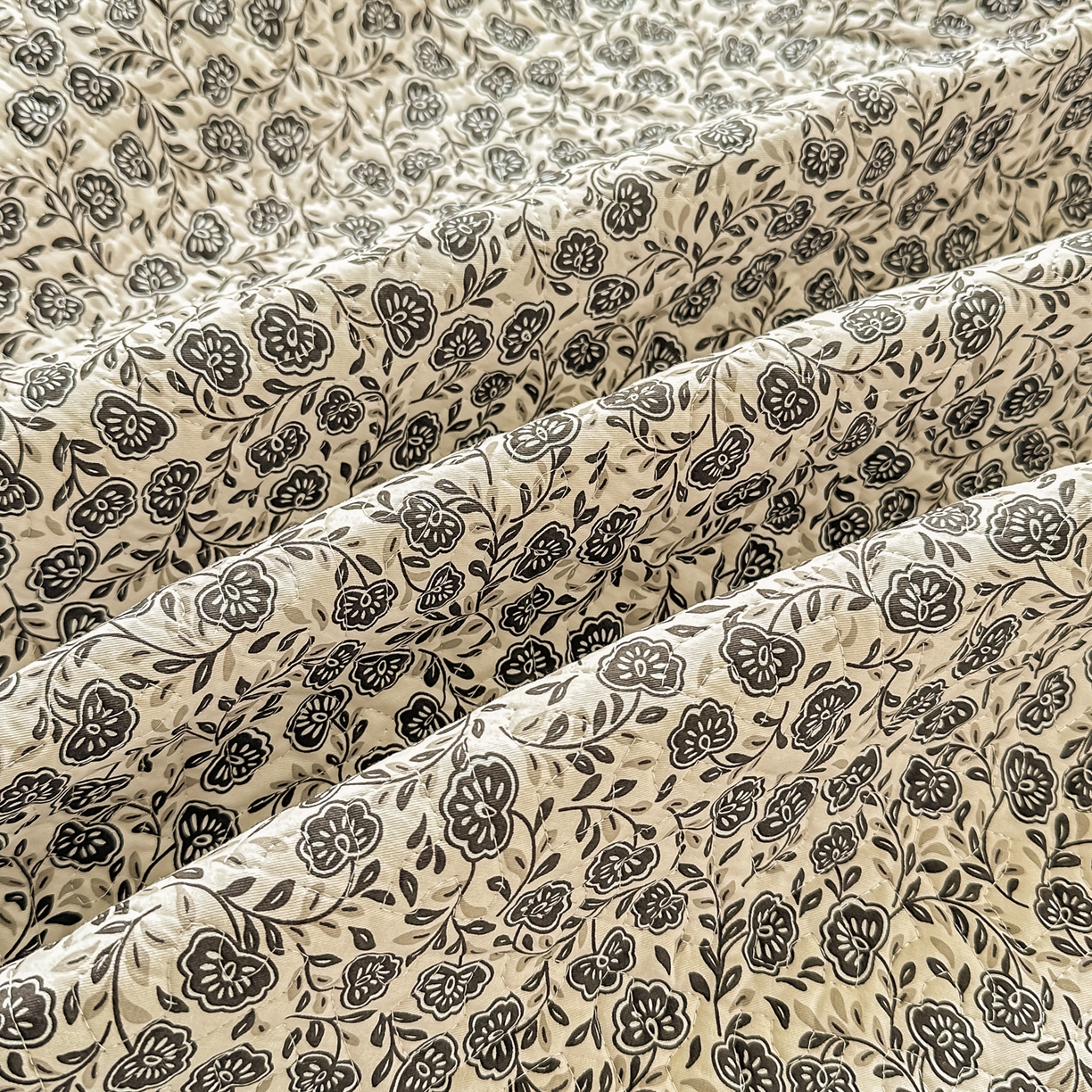 91家纺网 家纺一手货源 找家纺 手艺人家纺 2026新款四季通用榻榻米纯棉床盖专用防滑夹棉绗缝床单坑盖炕罩垫子可机洗定制 花田梦