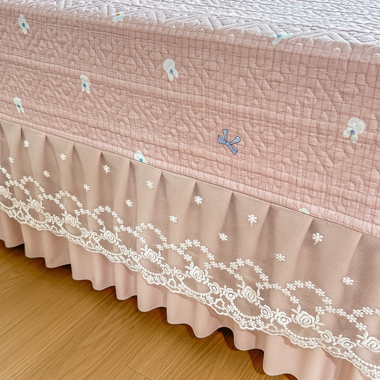 91家纺网 家纺一手货源 找家纺 手艺人家纺 2026新款四季通用榻榻米纯棉床盖专用防滑夹棉绗缝床单坑盖炕罩垫子可机洗定制 萌兔粉