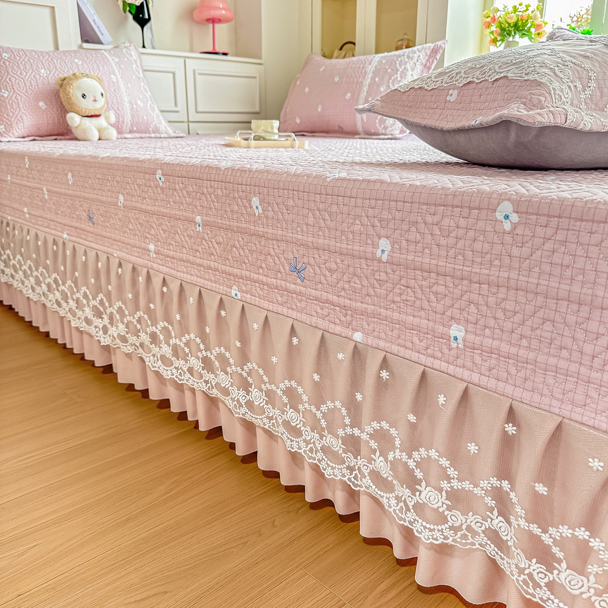 91家纺网 家纺一手货源 找家纺 手艺人家纺 2026新款四季通用榻榻米纯棉床盖专用防滑夹棉绗缝床单坑盖炕罩垫子可机洗定制 萌兔粉