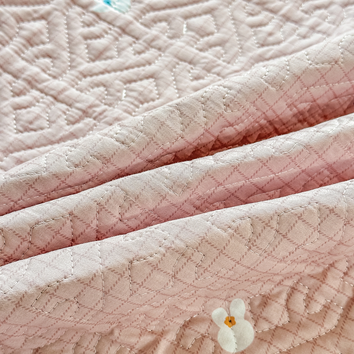 91家纺网 家纺一手货源 找家纺 手艺人家纺 2026新款四季通用榻榻米纯棉床盖专用防滑夹棉绗缝床单坑盖炕罩垫子可机洗定制 萌兔粉