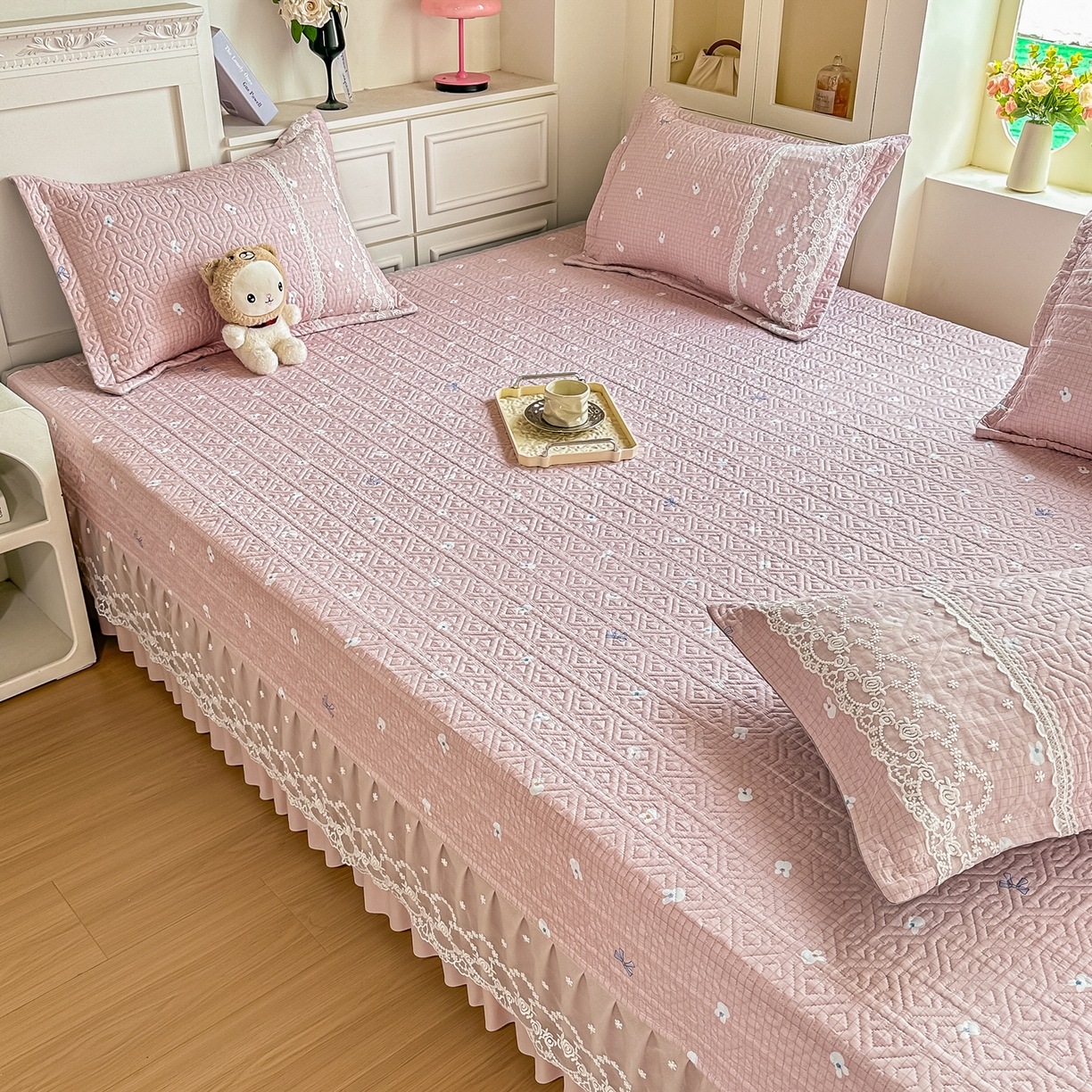 91家纺网 家纺一手货源 找家纺 手艺人家纺 2026新款四季通用榻榻米纯棉床盖专用防滑夹棉绗缝床单坑盖炕罩垫子可机洗定制 萌兔粉