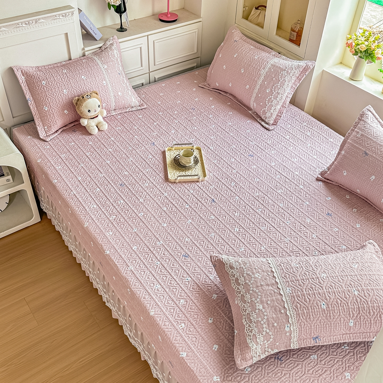 91家纺网 家纺一手货源 找家纺 手艺人家纺 2026新款四季通用榻榻米纯棉床盖专用防滑夹棉绗缝床单坑盖炕罩垫子可机洗定制 萌兔粉