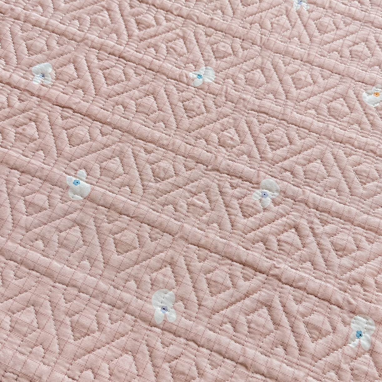 91家纺网 家纺一手货源 找家纺 手艺人家纺 2026新款四季通用榻榻米纯棉床盖专用防滑夹棉绗缝床单坑盖炕罩垫子可机洗定制 萌兔粉