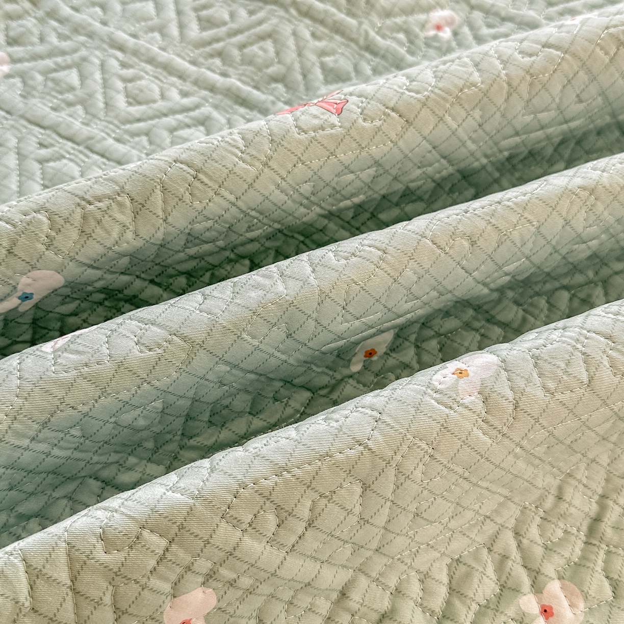 91家纺网 家纺一手货源 找家纺 手艺人家纺 2026新款四季通用榻榻米纯棉床盖专用防滑夹棉绗缝床单坑盖炕罩垫子可机洗定制 萌兔绿