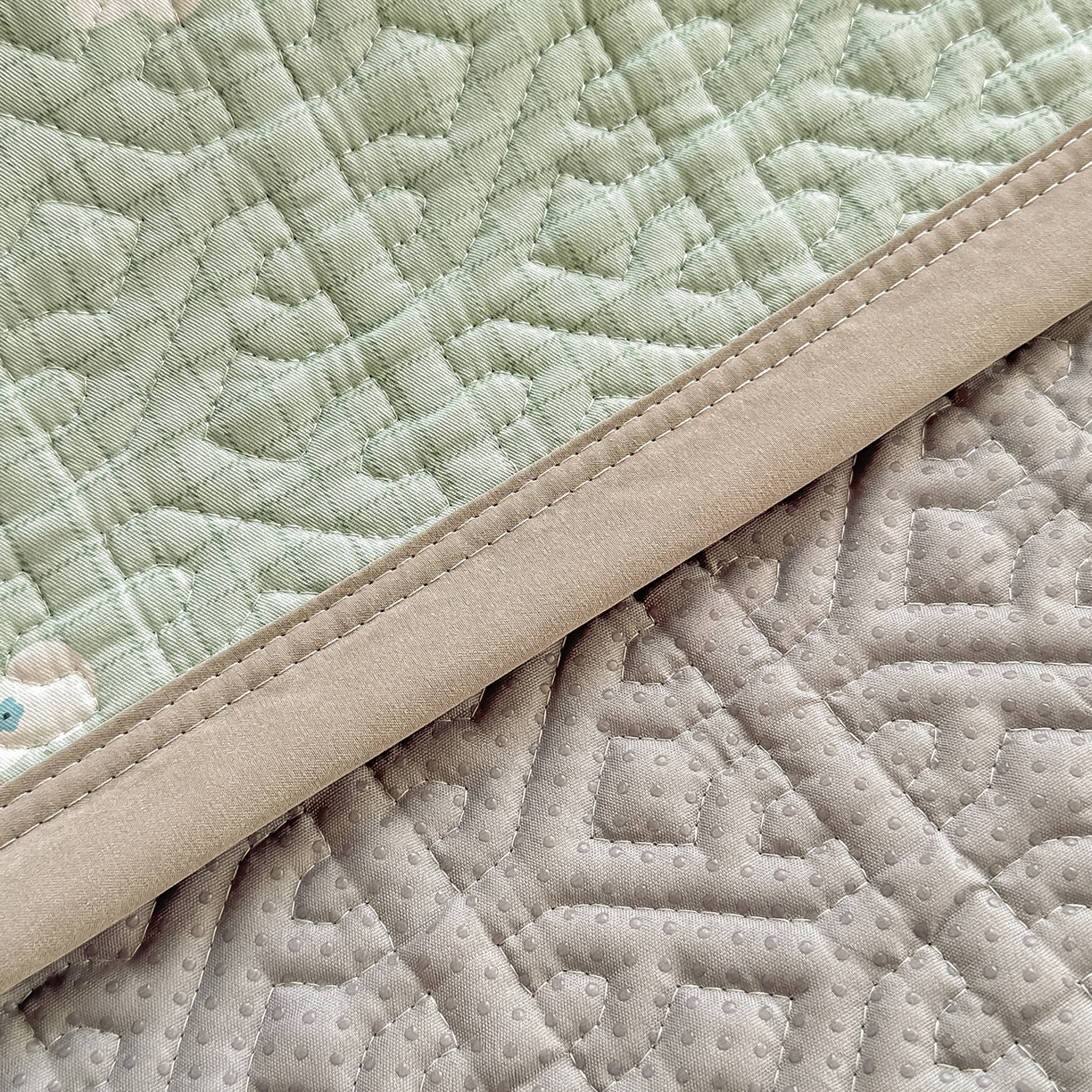 91家纺网 家纺一手货源 找家纺 手艺人家纺 2026新款四季通用榻榻米纯棉床盖专用防滑夹棉绗缝床单坑盖炕罩垫子可机洗定制 萌兔绿