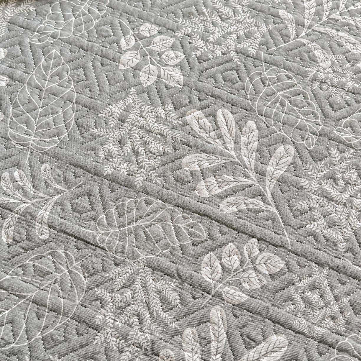 91家纺网 家纺一手货源 找家纺 手艺人家纺 2026新款四季通用榻榻米纯棉床盖专用防滑夹棉绗缝床单坑盖炕罩垫子可机洗定制 春语灰