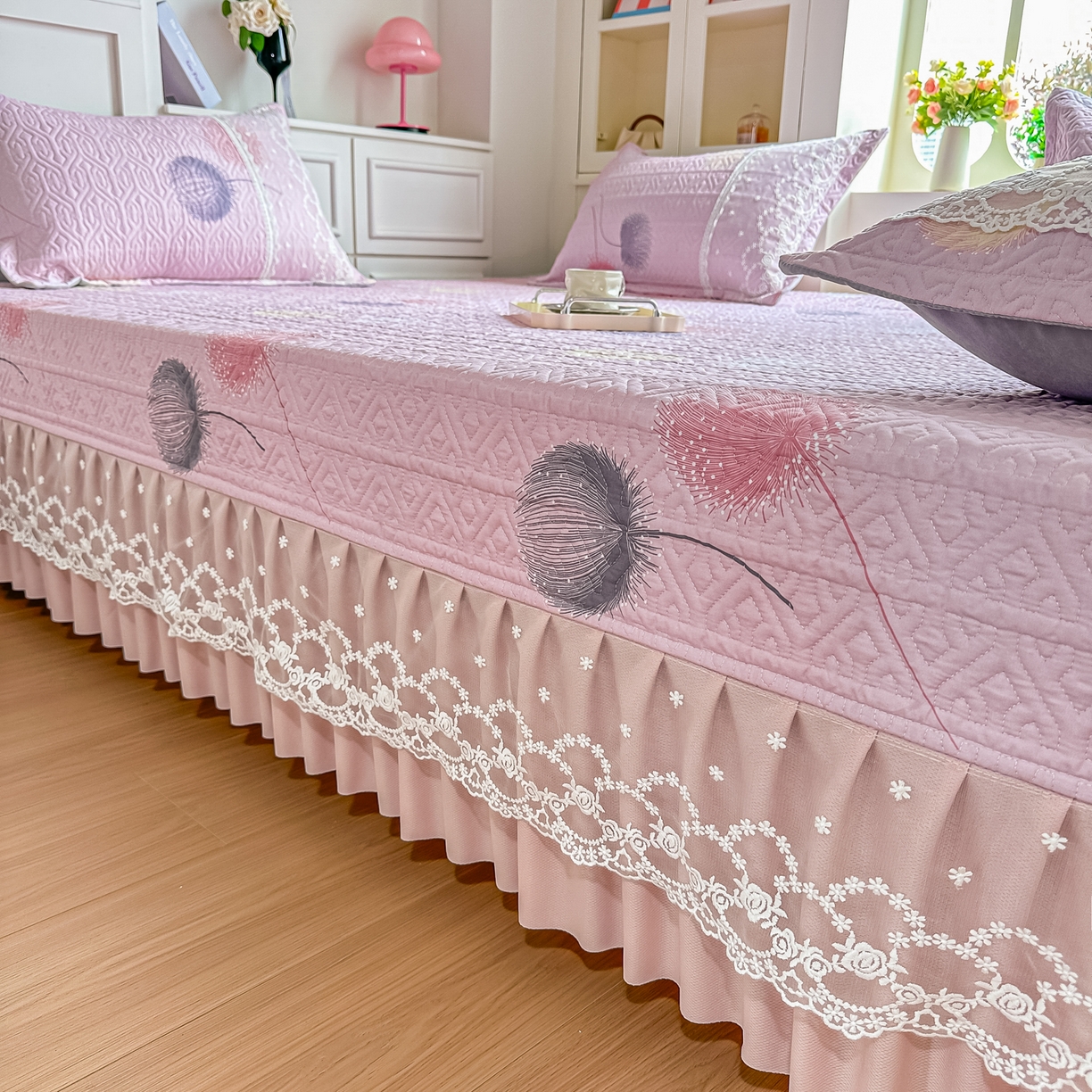 91家纺网 家纺一手货源 找家纺 手艺人家纺 2026新款四季通用榻榻米纯棉床盖专用防滑夹棉绗缝床单坑盖炕罩垫子可机洗定制 曼沙华粉