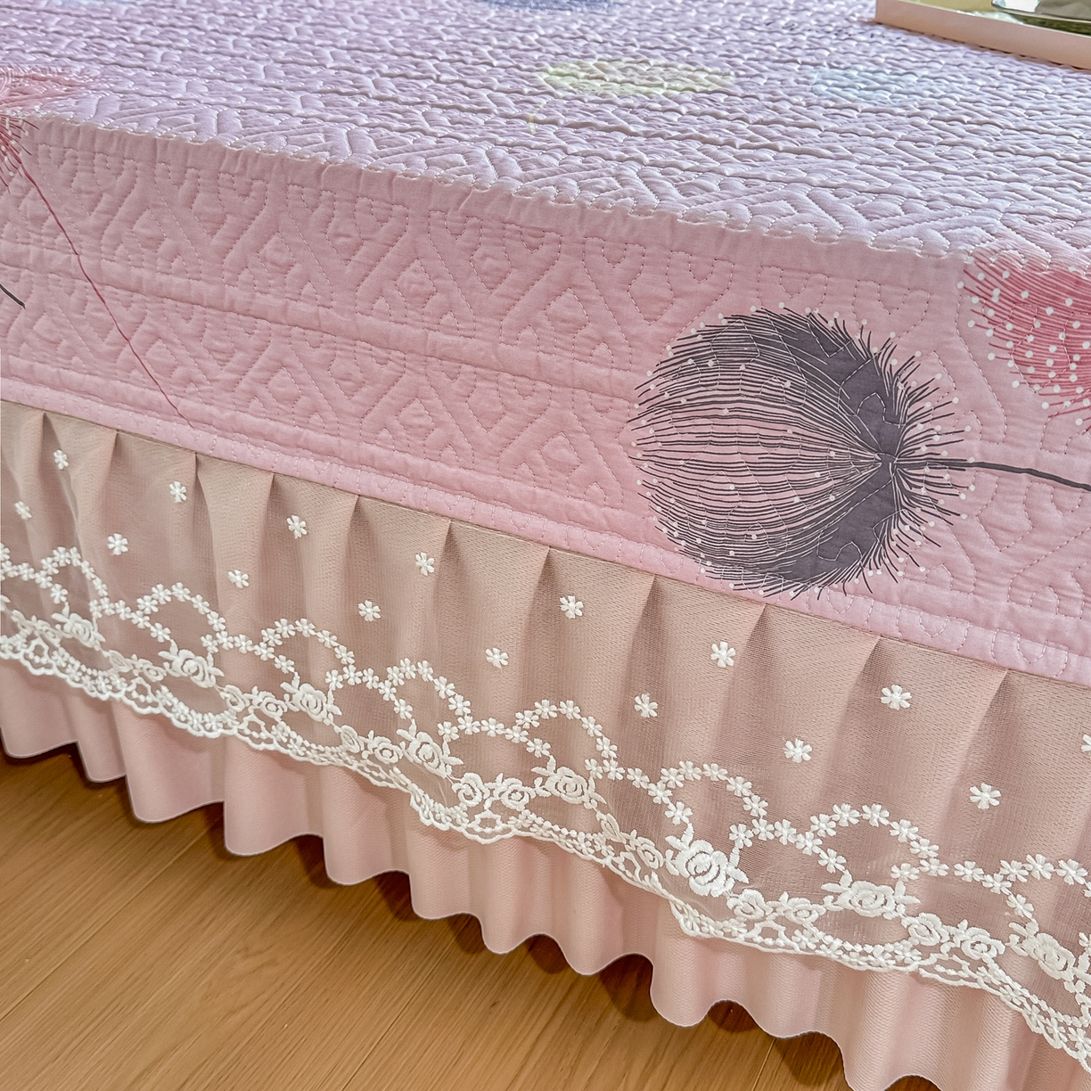 91家纺网 家纺一手货源 找家纺 手艺人家纺 2026新款四季通用榻榻米纯棉床盖专用防滑夹棉绗缝床单坑盖炕罩垫子可机洗定制 曼沙华粉