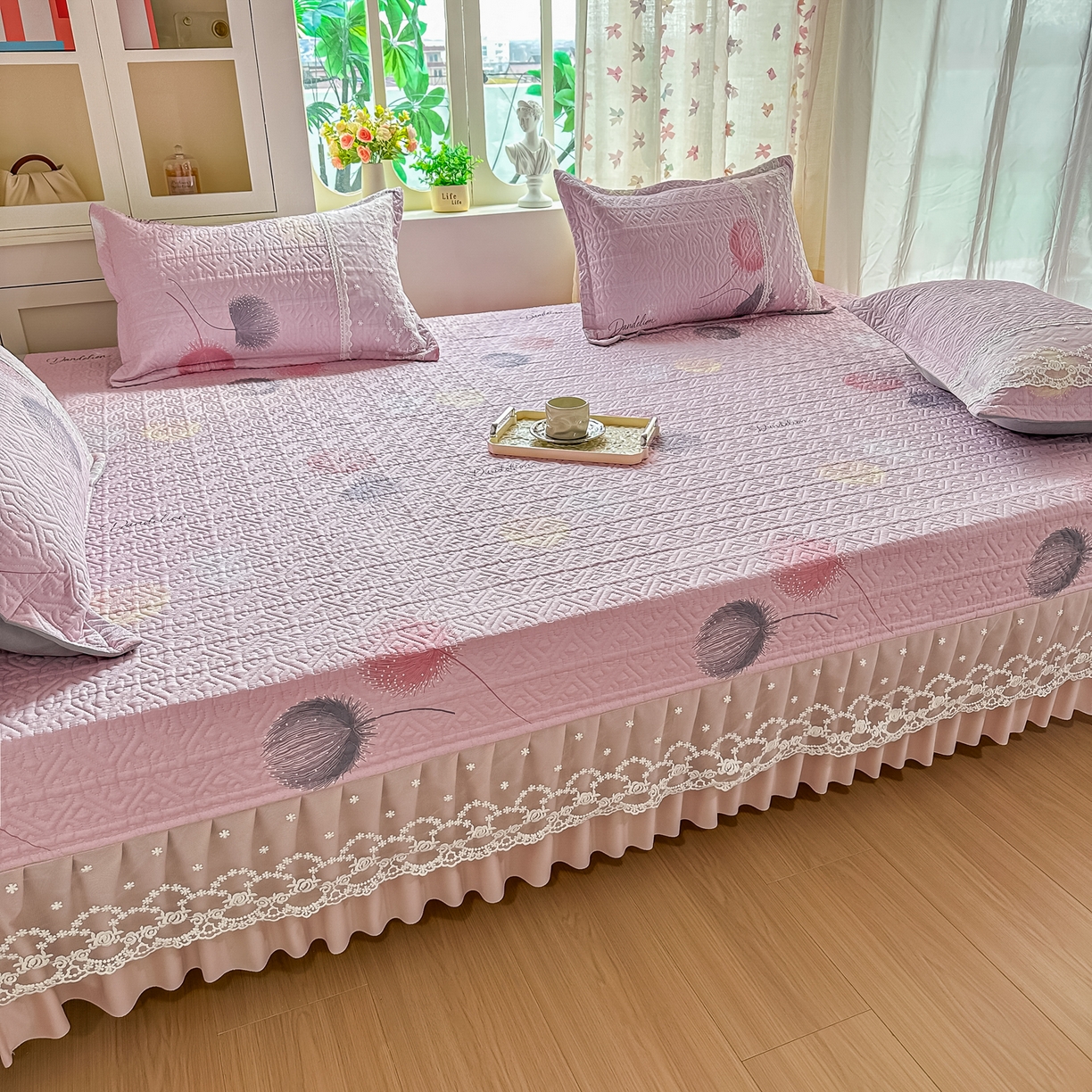 91家纺网 家纺一手货源 找家纺 手艺人家纺 2026新款四季通用榻榻米纯棉床盖专用防滑夹棉绗缝床单坑盖炕罩垫子可机洗定制 曼沙华粉