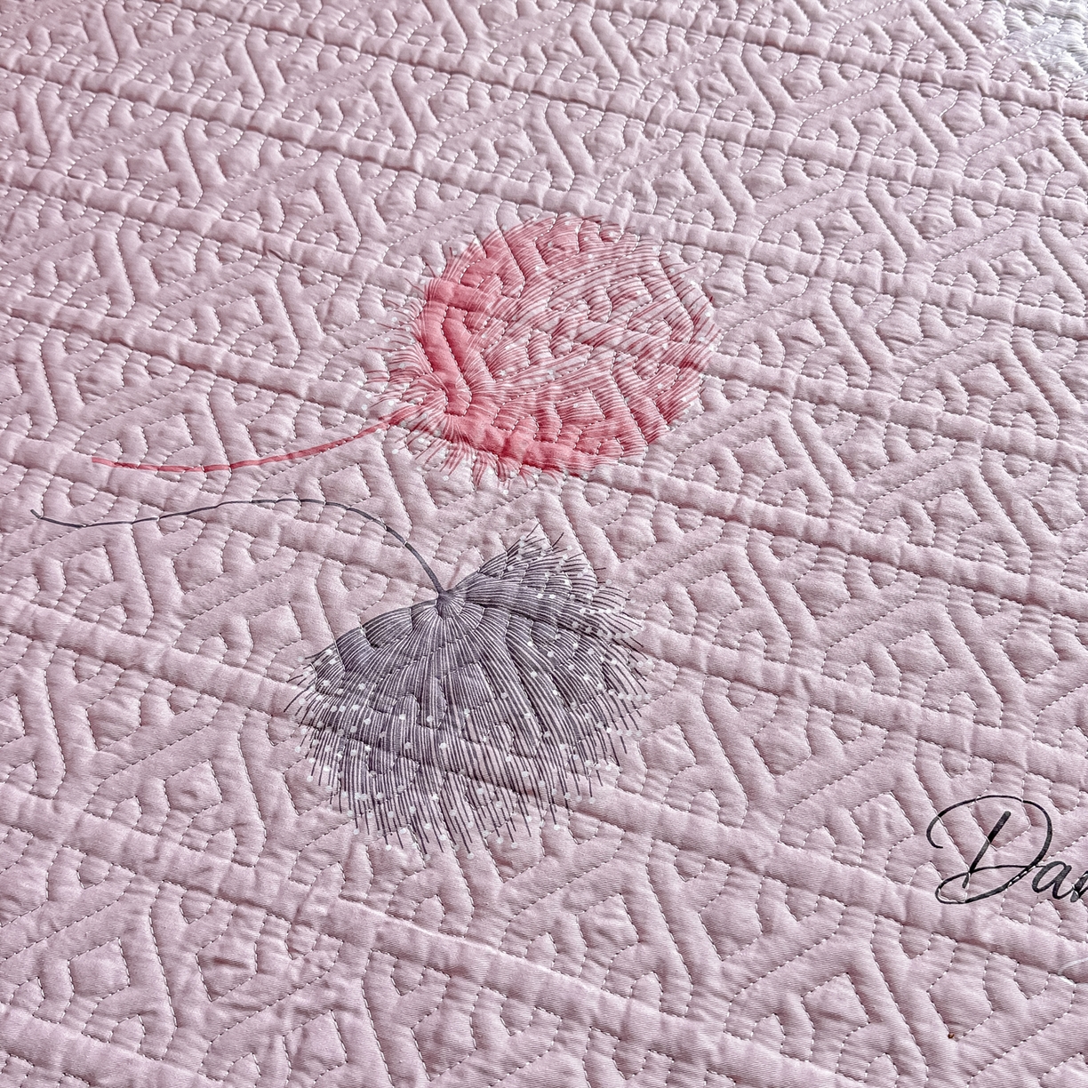 91家纺网 家纺一手货源 找家纺 手艺人家纺 2026新款四季通用榻榻米纯棉床盖专用防滑夹棉绗缝床单坑盖炕罩垫子可机洗定制 曼沙华粉