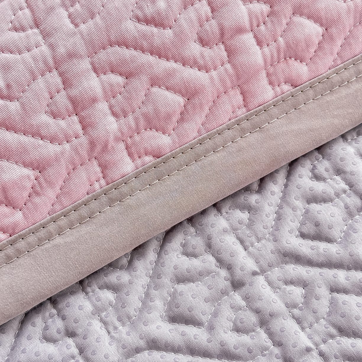 91家纺网 家纺一手货源 找家纺 手艺人家纺 2026新款四季通用榻榻米纯棉床盖专用防滑夹棉绗缝床单坑盖炕罩垫子可机洗定制 曼沙华粉