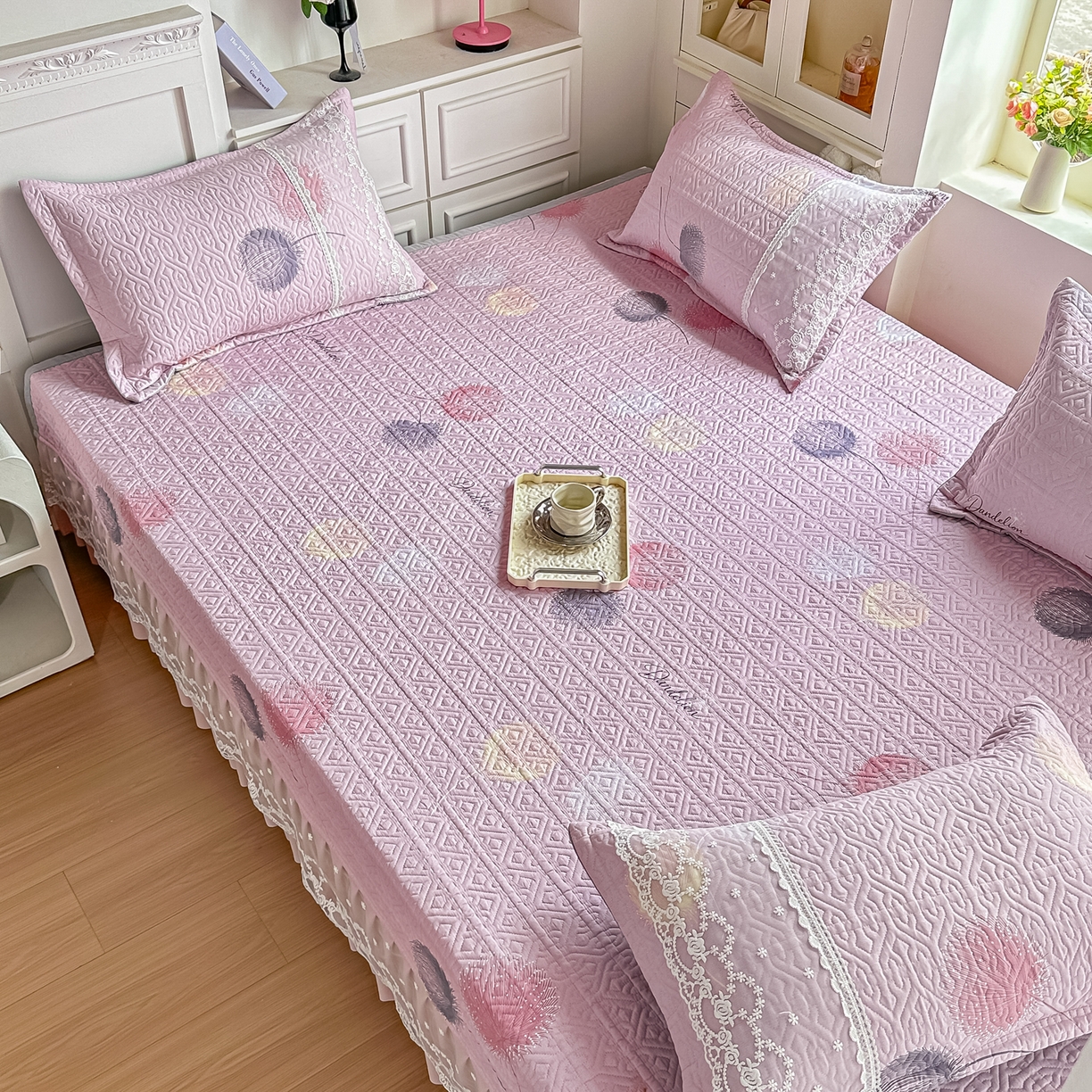 91家纺网 家纺一手货源 找家纺 手艺人家纺 2026新款四季通用榻榻米纯棉床盖专用防滑夹棉绗缝床单坑盖炕罩垫子可机洗定制 曼沙华粉