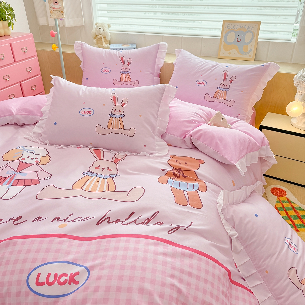 91家纺网 家纺一手货源 找家纺 玉元坊 2026新款儿童女孩卡通全棉纯棉花边被套床单床笠床裙三四件套床品 小熊伙伴