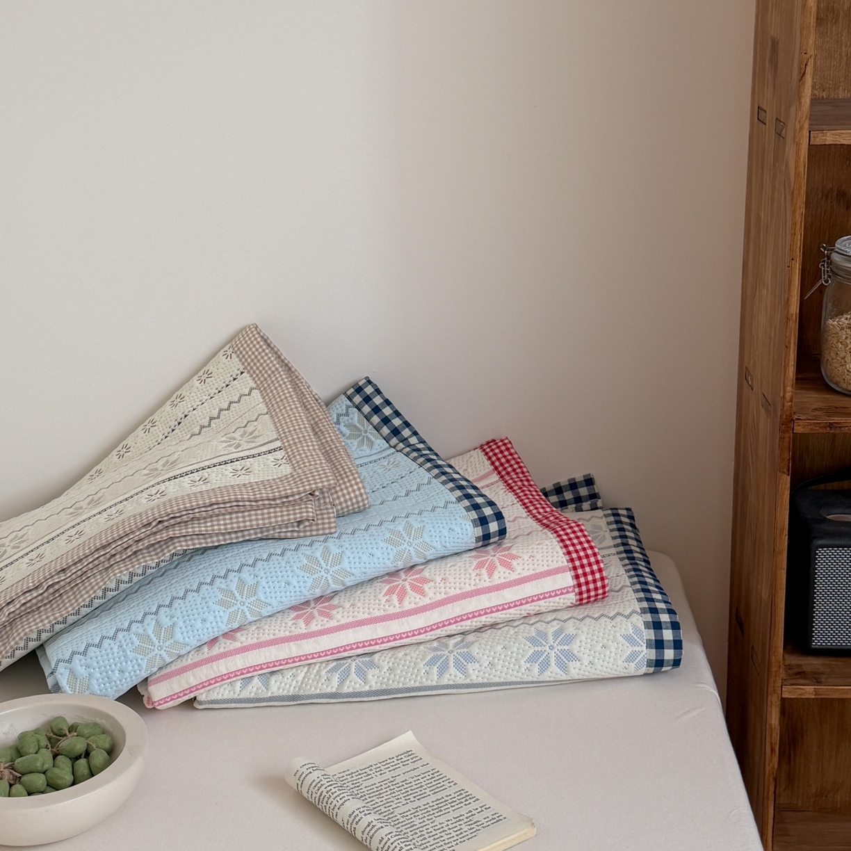 91家纺网 家纺一手货源 找家纺 桃子家居 2026新款A类原木风雪花复古高级亲肤全棉色织水洗棉宽边工艺PE凉感凉席三件套 组合图仅供展示不可下单