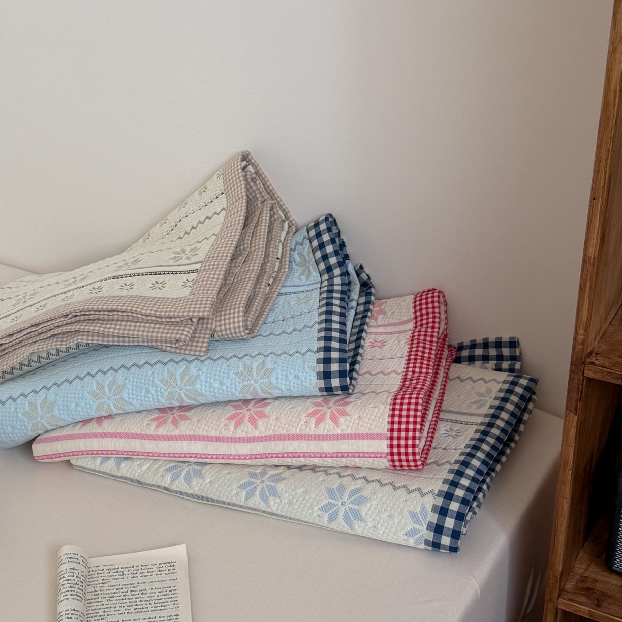 91家纺网 家纺一手货源 找家纺 桃子家居 2026新款A类原木风雪花复古高级亲肤全棉色织水洗棉宽边工艺PE凉感凉席三件套 组合图仅供展示不可下单