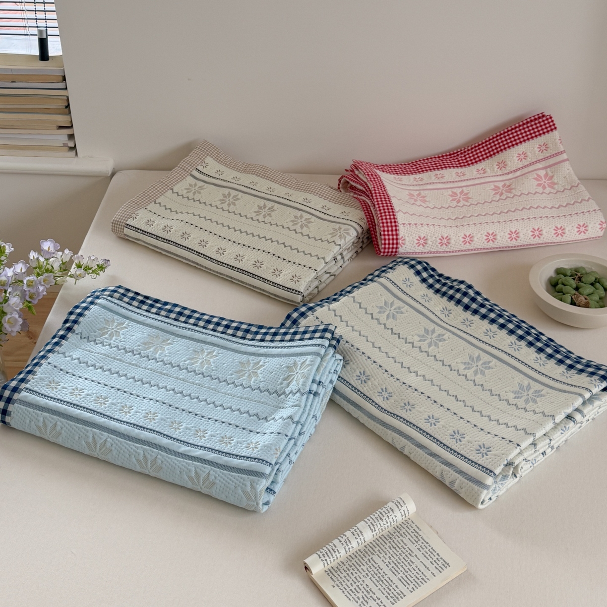 91家纺网 家纺一手货源 找家纺 桃子家居 2026新款A类原木风雪花复古高级亲肤全棉色织水洗棉宽边工艺PE凉感凉席三件套 组合图仅供展示不可下单