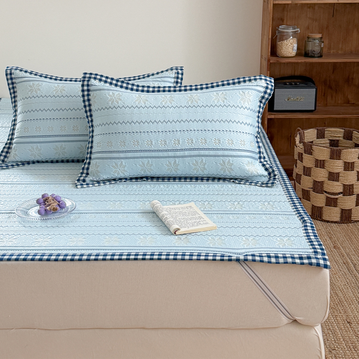 91家纺网 家纺一手货源 找家纺 桃子家居 2026新款A类原木风雪花复古高级亲肤全棉色织水洗棉宽边工艺PE凉感凉席三件套 PE宽边席-海盐冰茶