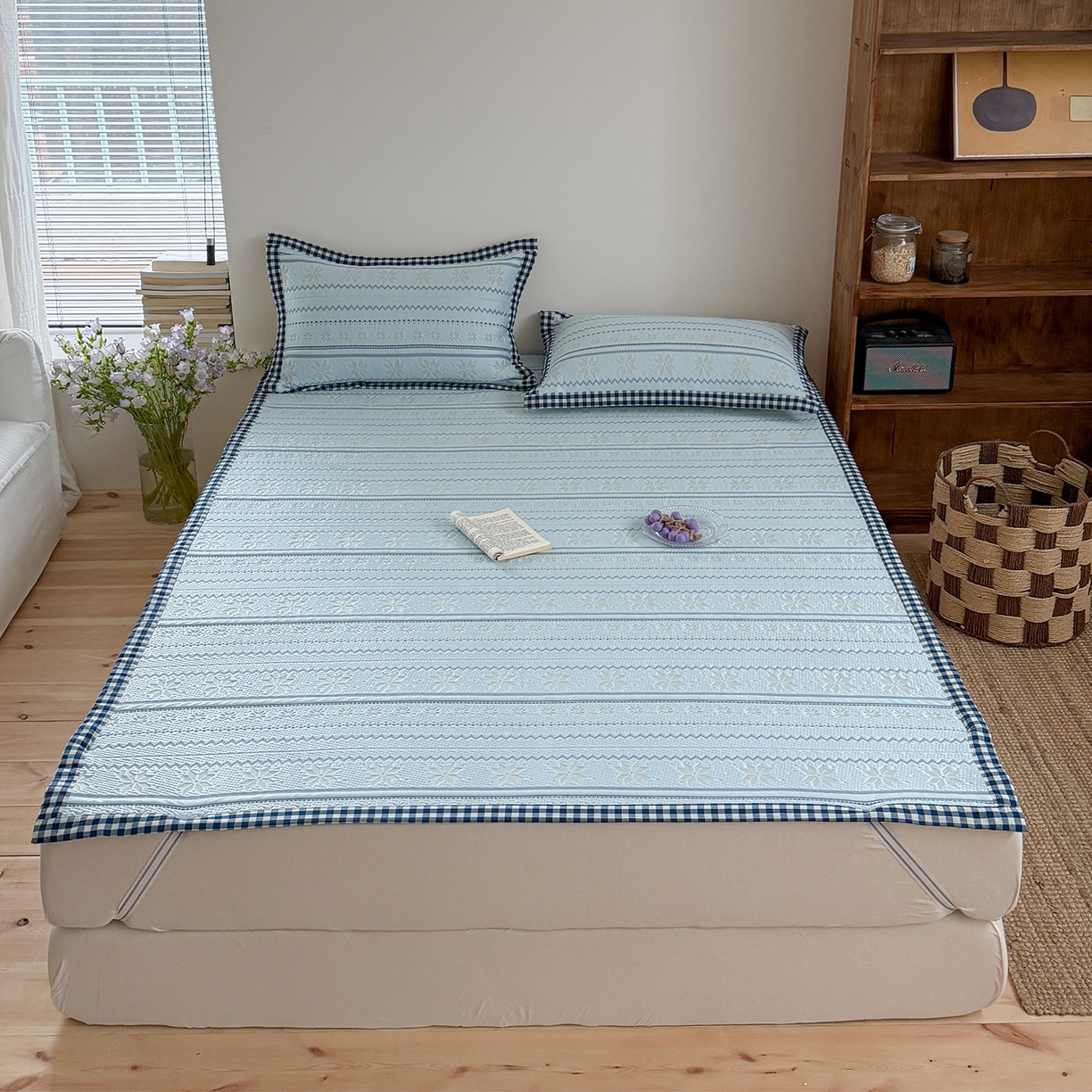 91家纺网 家纺一手货源 找家纺 桃子家居 2026新款A类原木风雪花复古高级亲肤全棉色织水洗棉宽边工艺PE凉感凉席三件套 PE宽边席-海盐冰茶