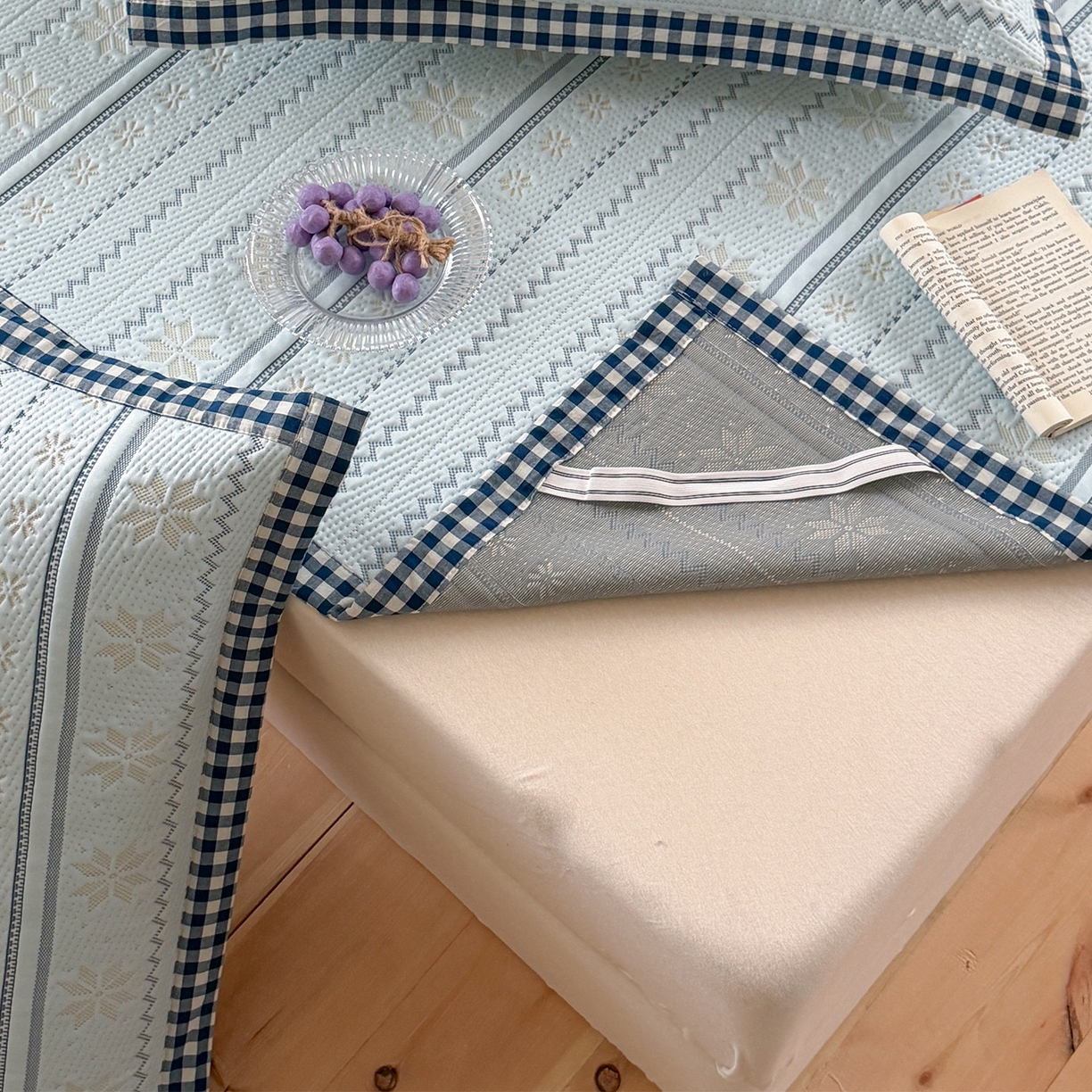 91家纺网 家纺一手货源 找家纺 桃子家居 2026新款A类原木风雪花复古高级亲肤全棉色织水洗棉宽边工艺PE凉感凉席三件套 PE宽边席-海盐冰茶