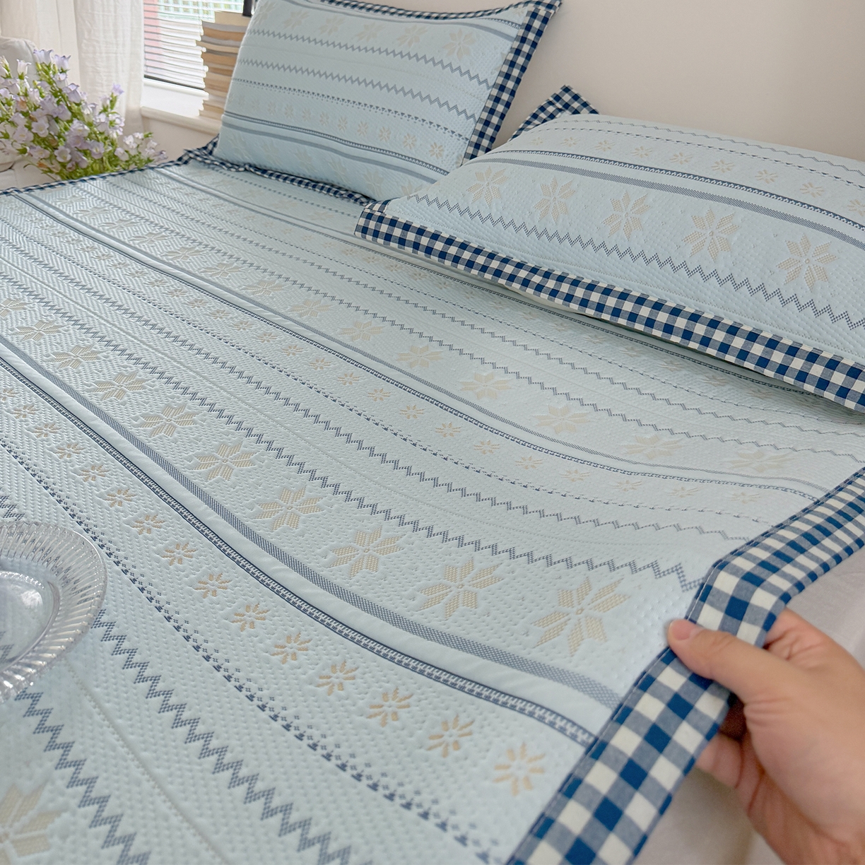 91家纺网 家纺一手货源 找家纺 桃子家居 2026新款A类原木风雪花复古高级亲肤全棉色织水洗棉宽边工艺PE凉感凉席三件套 PE宽边席-海盐冰茶