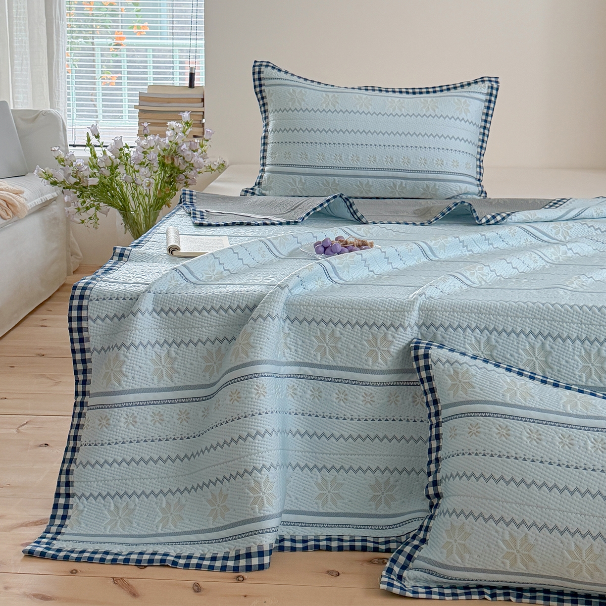 91家纺网 家纺一手货源 找家纺 桃子家居 2026新款A类原木风雪花复古高级亲肤全棉色织水洗棉宽边工艺PE凉感凉席三件套 PE宽边席-海盐冰茶