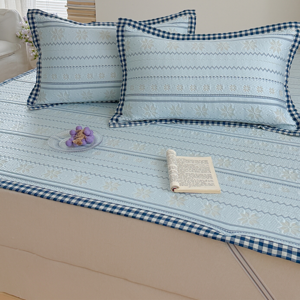 91家纺网 家纺一手货源 找家纺 桃子家居 2026新款A类原木风雪花复古高级亲肤全棉色织水洗棉宽边工艺PE凉感凉席三件套 PE宽边席-海盐冰茶