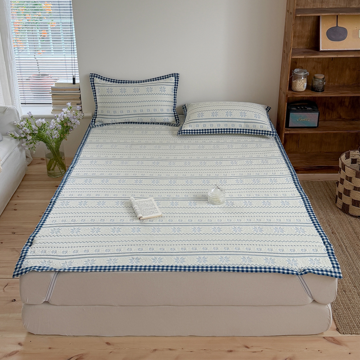 91家纺网 家纺一手货源 找家纺 桃子家居 2026新款A类原木风雪花复古高级亲肤全棉色织水洗棉宽边工艺PE凉感凉席三件套 PE宽边席-蓝屿白川