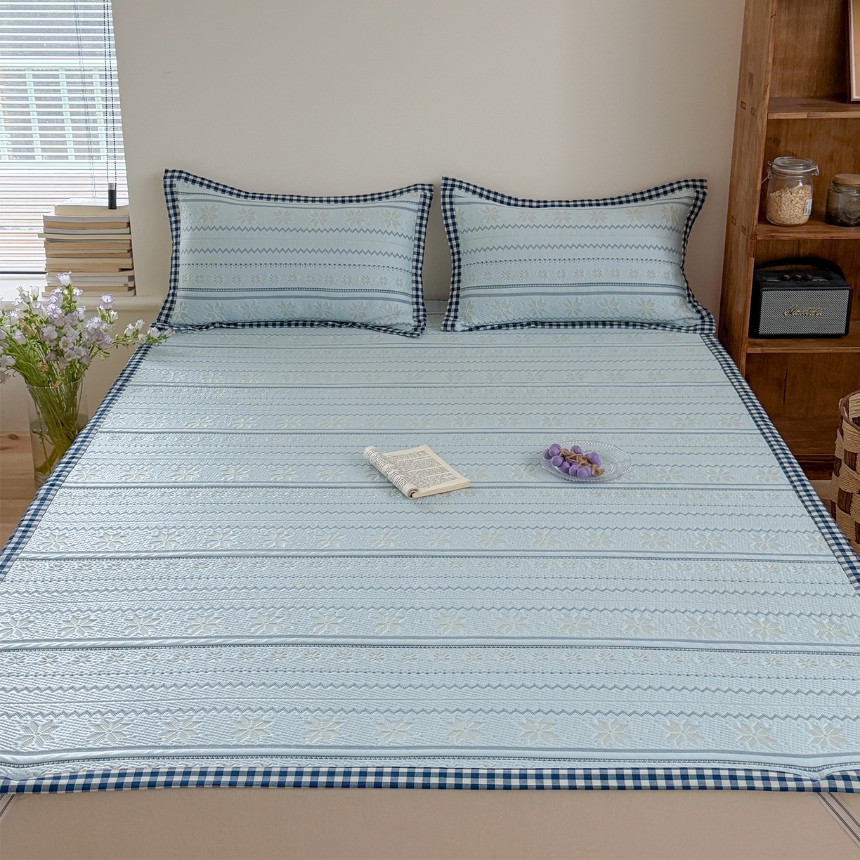 91家纺网 家纺一手货源 找家纺 桃子家居 2026新款A类原木风雪花复古高级亲肤全棉色织水洗棉宽边工艺PE凉感凉席三件套 PE宽边席-海盐冰茶