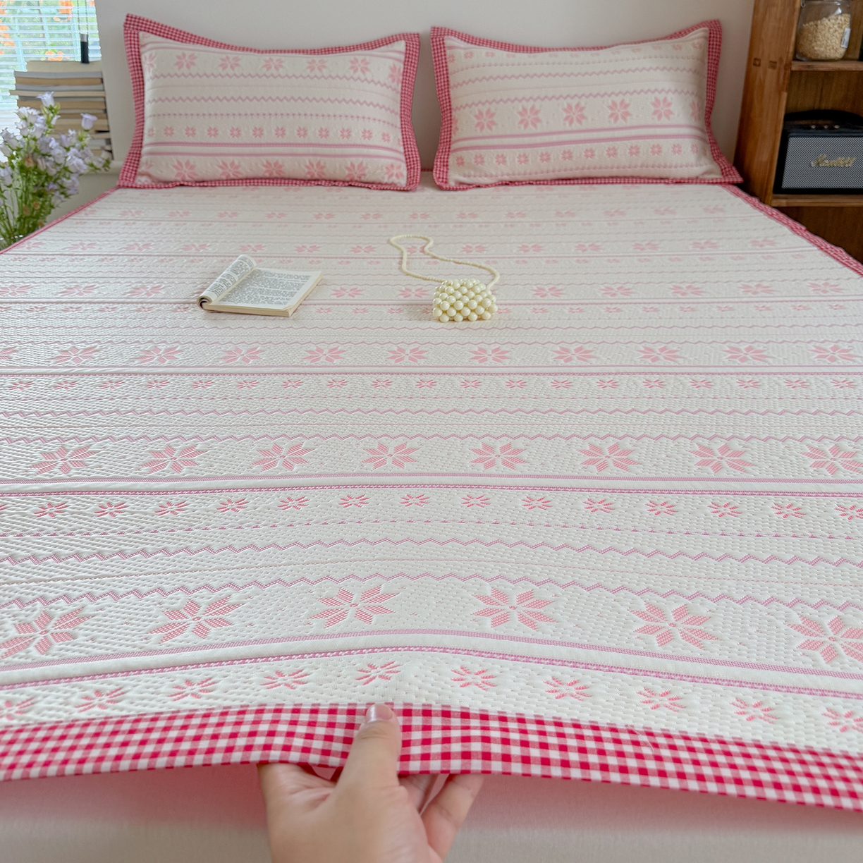 91家纺网 家纺一手货源 找家纺 桃子家居 2026新款A类原木风雪花复古高级亲肤全棉色织水洗棉宽边工艺PE凉感凉席三件套 PE宽边席-荔枝奶冻