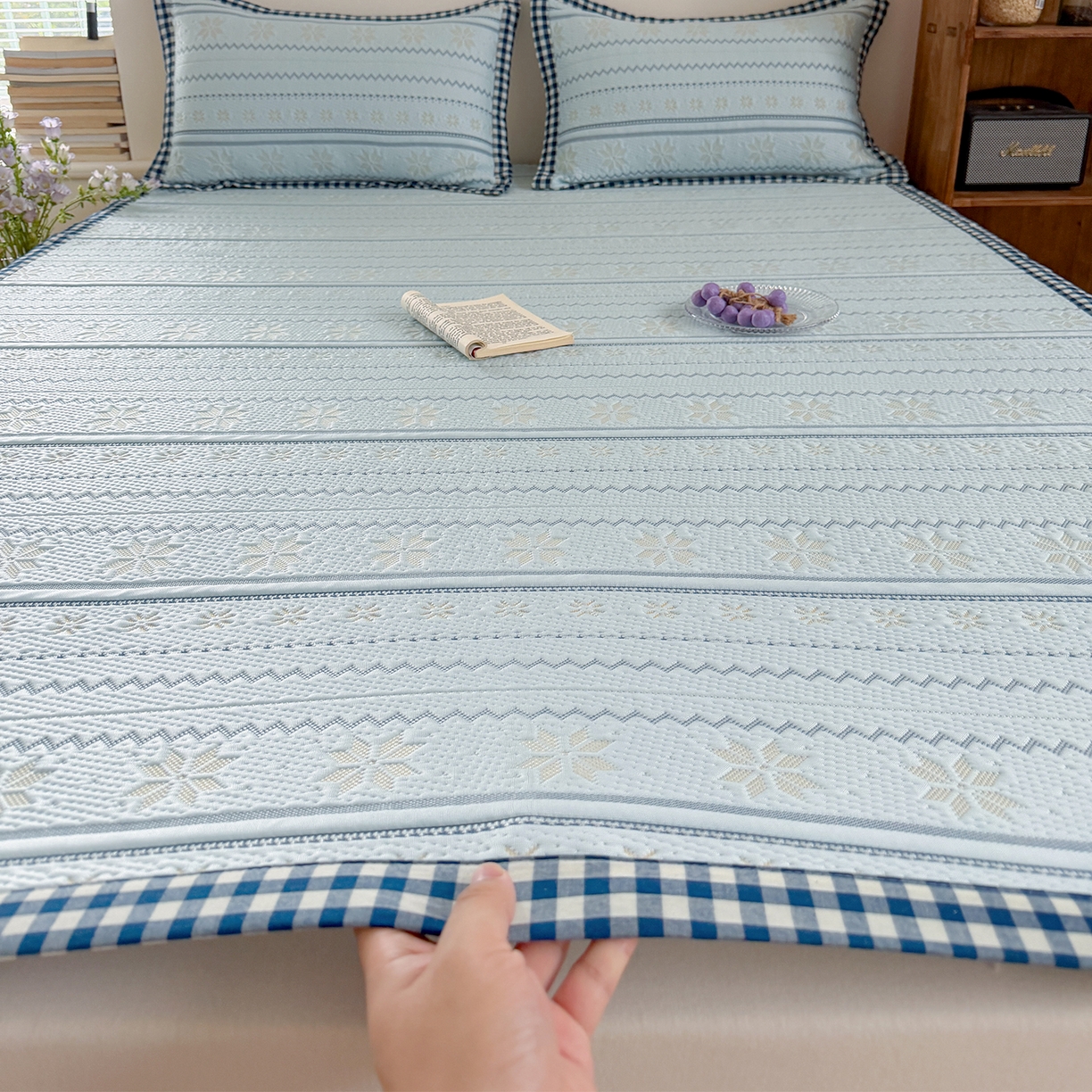 91家纺网 家纺一手货源 找家纺 桃子家居 2026新款A类原木风雪花复古高级亲肤全棉色织水洗棉宽边工艺PE凉感凉席三件套 PE宽边席-海盐冰茶