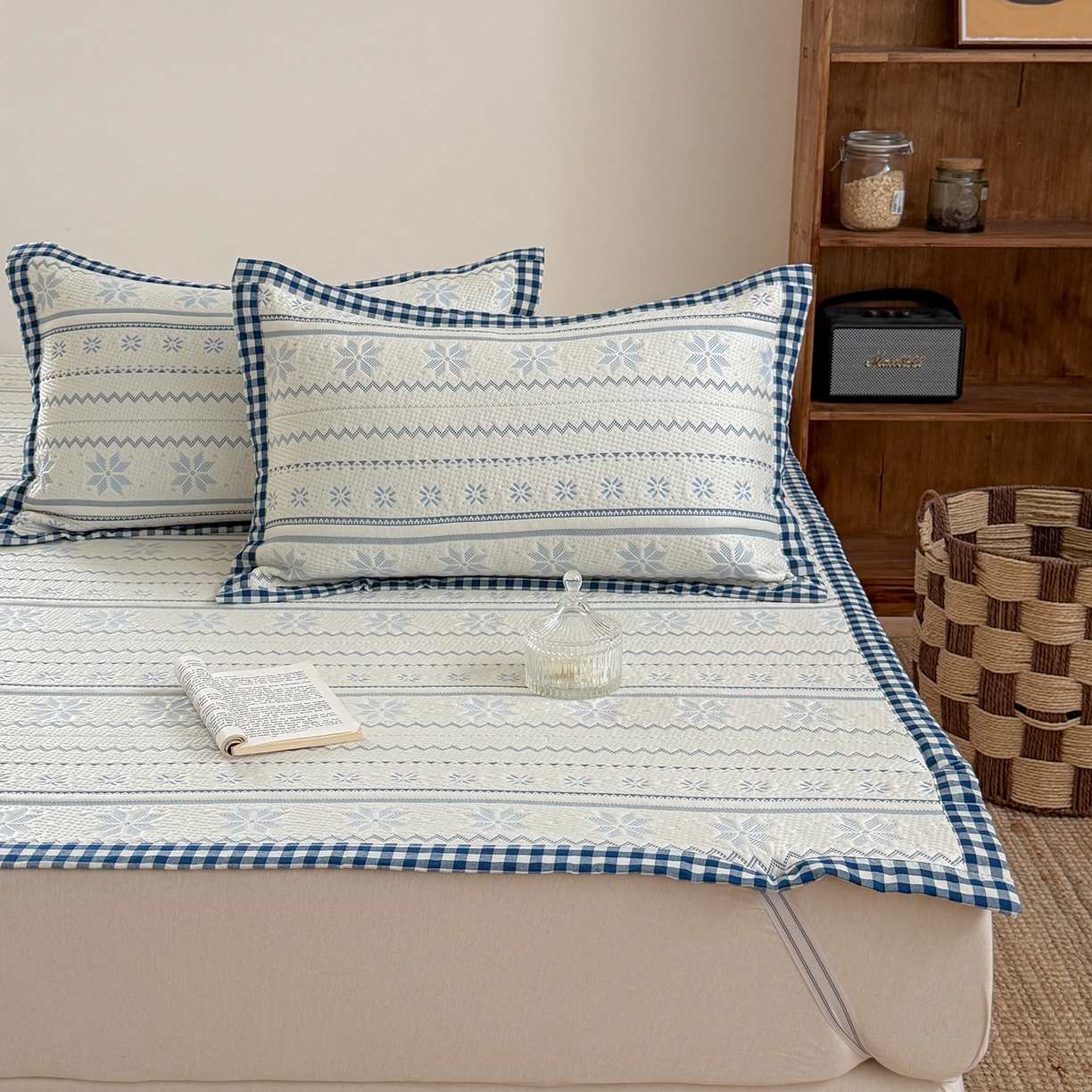 91家纺网 家纺一手货源 找家纺 桃子家居 2026新款A类原木风雪花复古高级亲肤全棉色织水洗棉宽边工艺PE凉感凉席三件套 PE宽边席-蓝屿白川