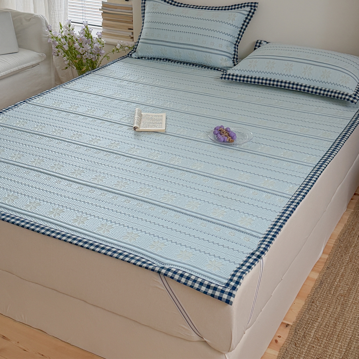 91家纺网 家纺一手货源 找家纺 桃子家居 2026新款A类原木风雪花复古高级亲肤全棉色织水洗棉宽边工艺PE凉感凉席三件套 PE宽边席-海盐冰茶