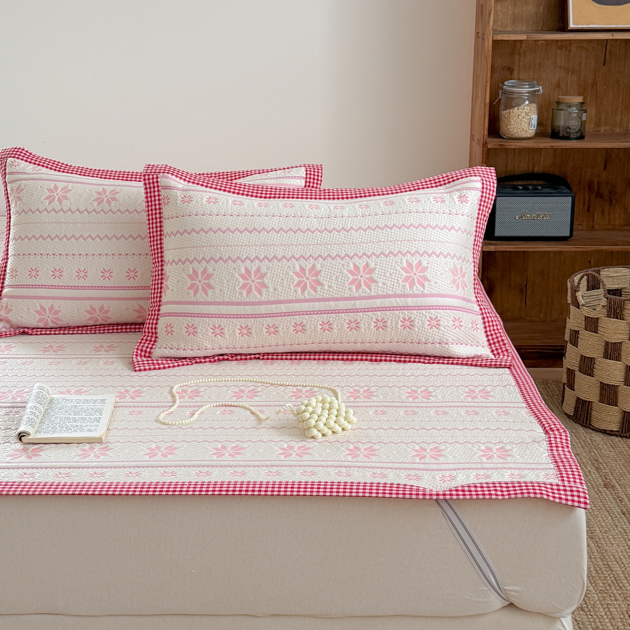 91家纺网 家纺一手货源 找家纺 桃子家居 2026新款A类原木风雪花复古高级亲肤全棉色织水洗棉宽边工艺PE凉感凉席三件套 PE宽边席-荔枝奶冻