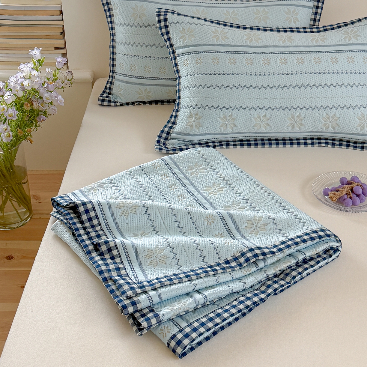 91家纺网 家纺一手货源 找家纺 桃子家居 2026新款A类原木风雪花复古高级亲肤全棉色织水洗棉宽边工艺PE凉感凉席三件套 PE宽边席-海盐冰茶