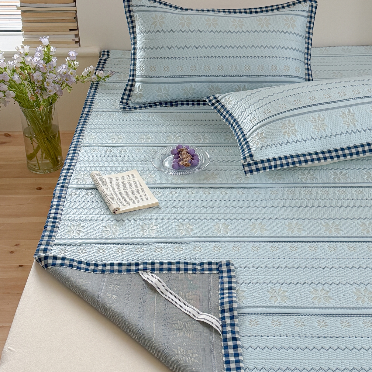 91家纺网 家纺一手货源 找家纺 桃子家居 2026新款A类原木风雪花复古高级亲肤全棉色织水洗棉宽边工艺PE凉感凉席三件套 PE宽边席-海盐冰茶