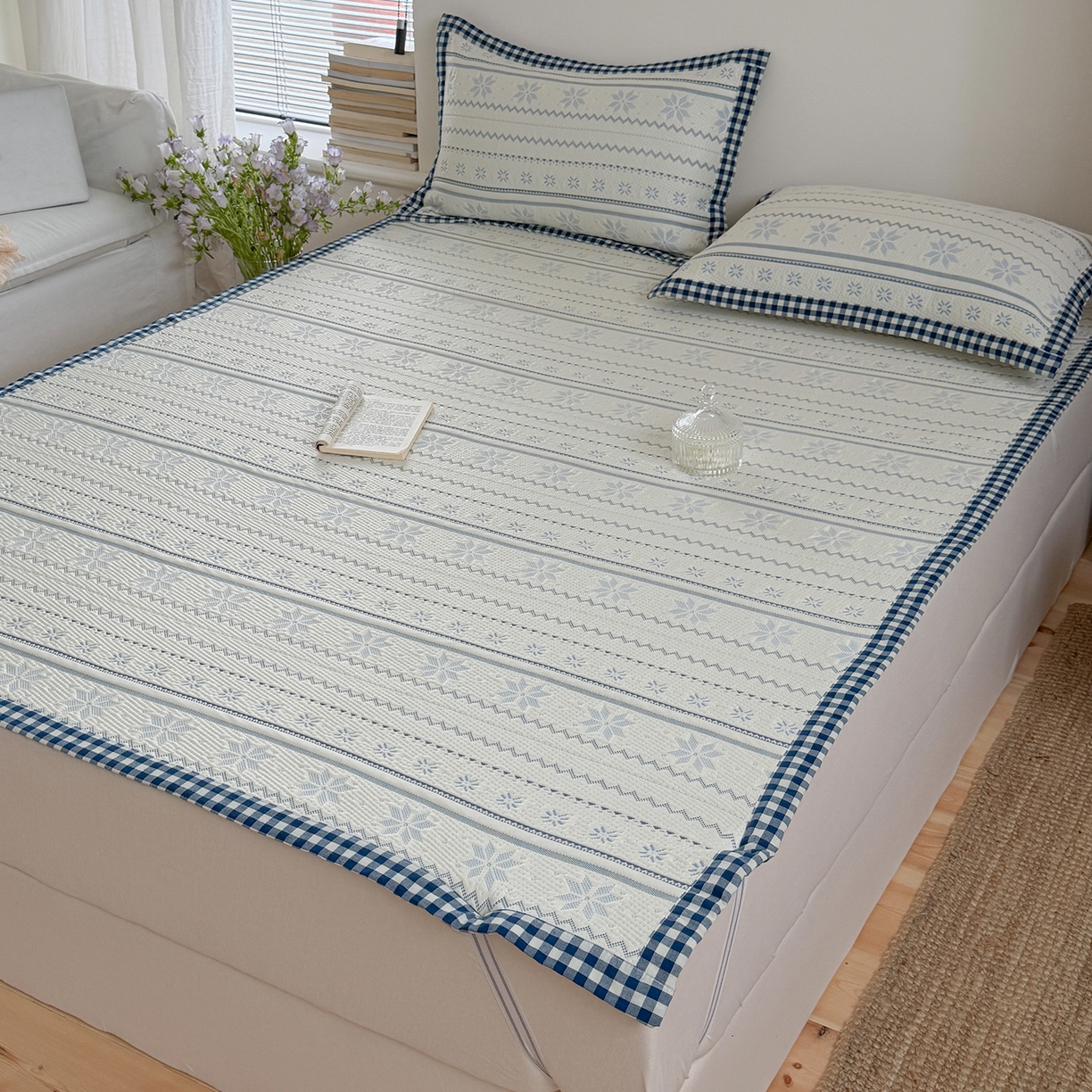 91家纺网 家纺一手货源 找家纺 桃子家居 2026新款A类原木风雪花复古高级亲肤全棉色织水洗棉宽边工艺PE凉感凉席三件套 PE宽边席-蓝屿白川