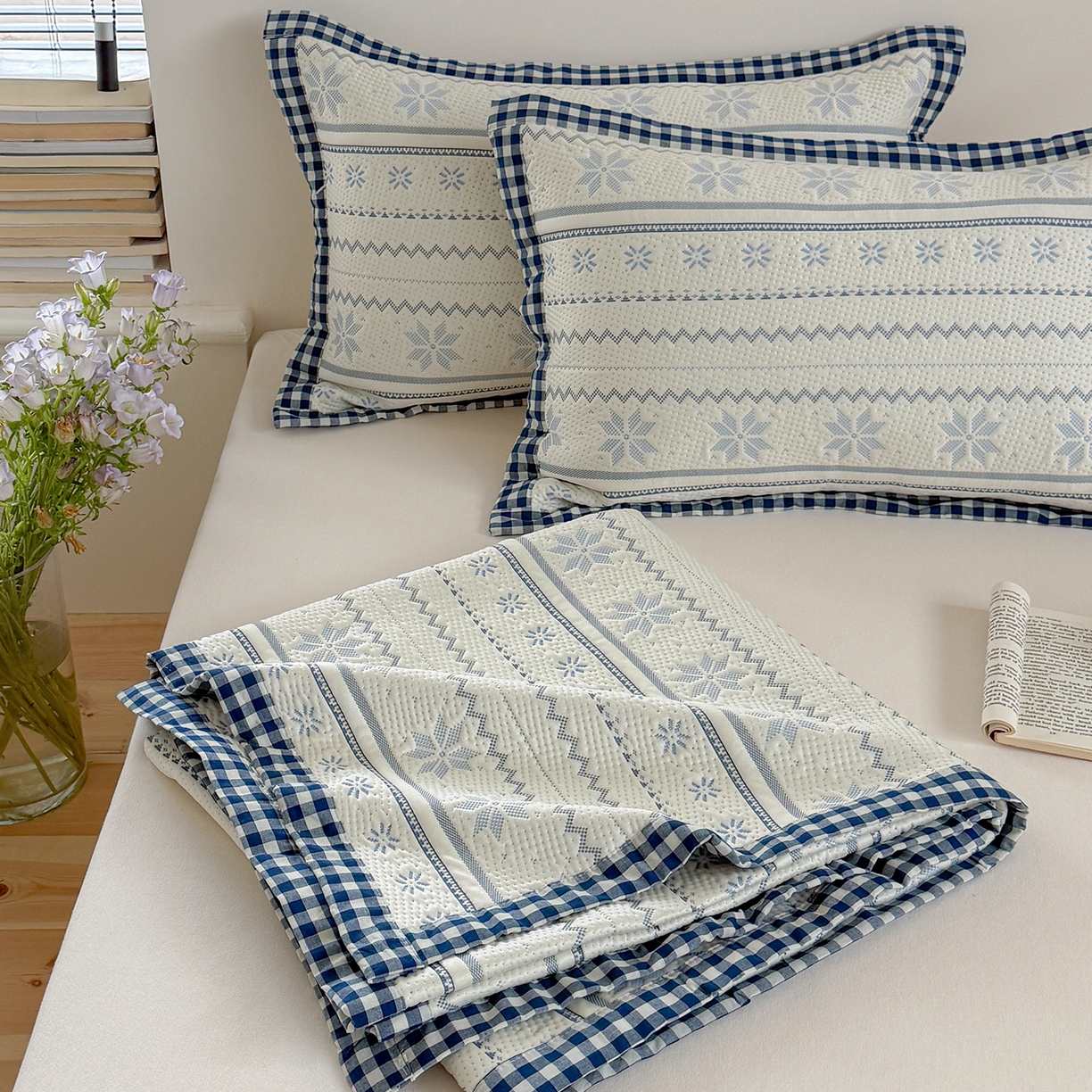 91家纺网 家纺一手货源 找家纺 桃子家居 2026新款A类原木风雪花复古高级亲肤全棉色织水洗棉宽边工艺PE凉感凉席三件套 PE宽边席-蓝屿白川