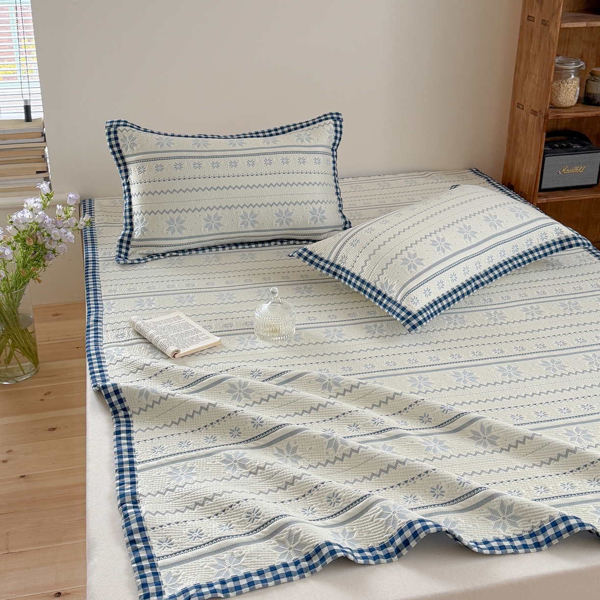 91家纺网 家纺一手货源 找家纺 桃子家居 2026新款A类原木风雪花复古高级亲肤全棉色织水洗棉宽边工艺PE凉感凉席三件套 PE宽边席-蓝屿白川