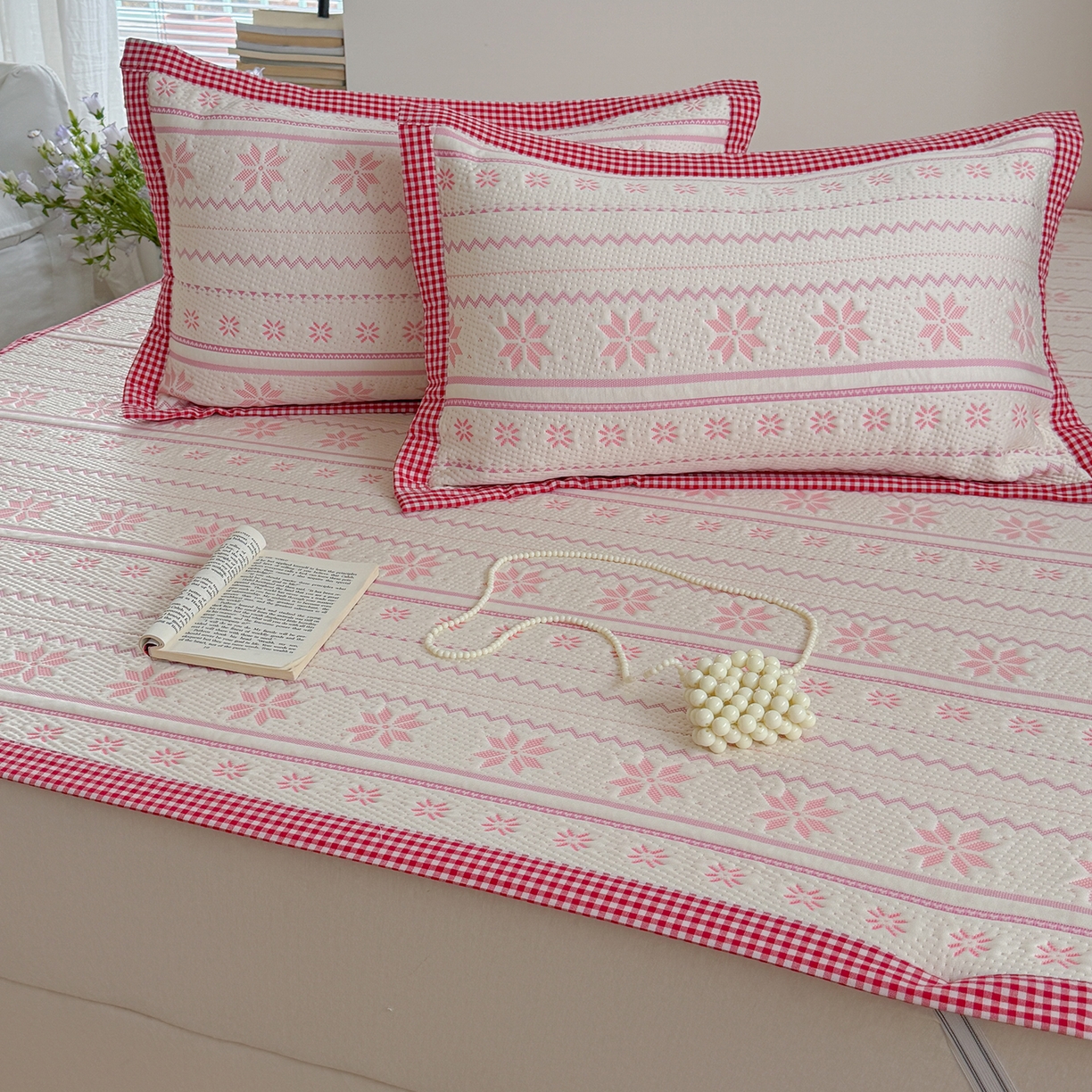 91家纺网 家纺一手货源 找家纺 桃子家居 2026新款A类原木风雪花复古高级亲肤全棉色织水洗棉宽边工艺PE凉感凉席三件套 PE宽边席-荔枝奶冻