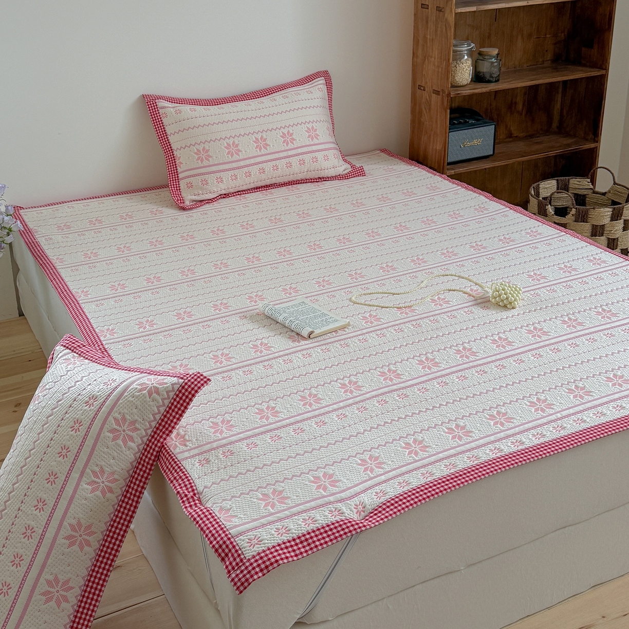 91家纺网 家纺一手货源 找家纺 桃子家居 2026新款A类原木风雪花复古高级亲肤全棉色织水洗棉宽边工艺PE凉感凉席三件套 PE宽边席-荔枝奶冻