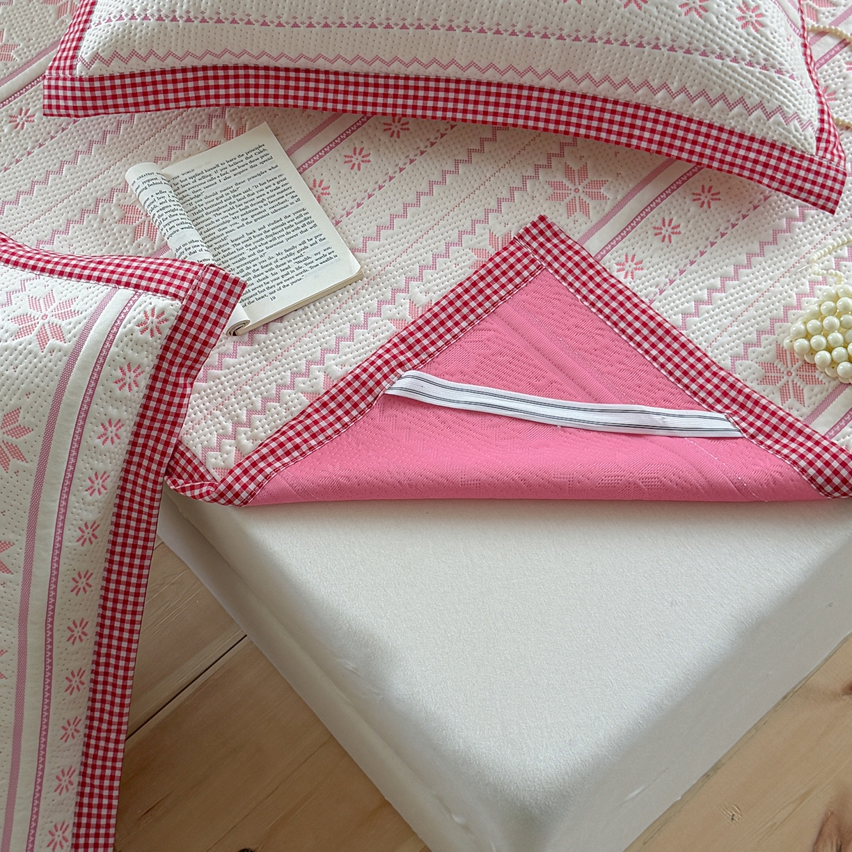 91家纺网 家纺一手货源 找家纺 桃子家居 2026新款A类原木风雪花复古高级亲肤全棉色织水洗棉宽边工艺PE凉感凉席三件套 PE宽边席-荔枝奶冻