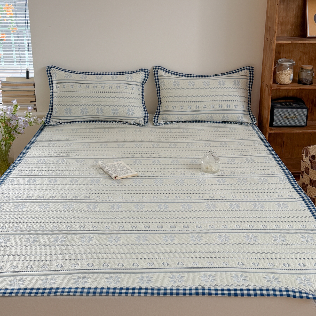 91家纺网 家纺一手货源 找家纺 桃子家居 2026新款A类原木风雪花复古高级亲肤全棉色织水洗棉宽边工艺PE凉感凉席三件套 PE宽边席-蓝屿白川