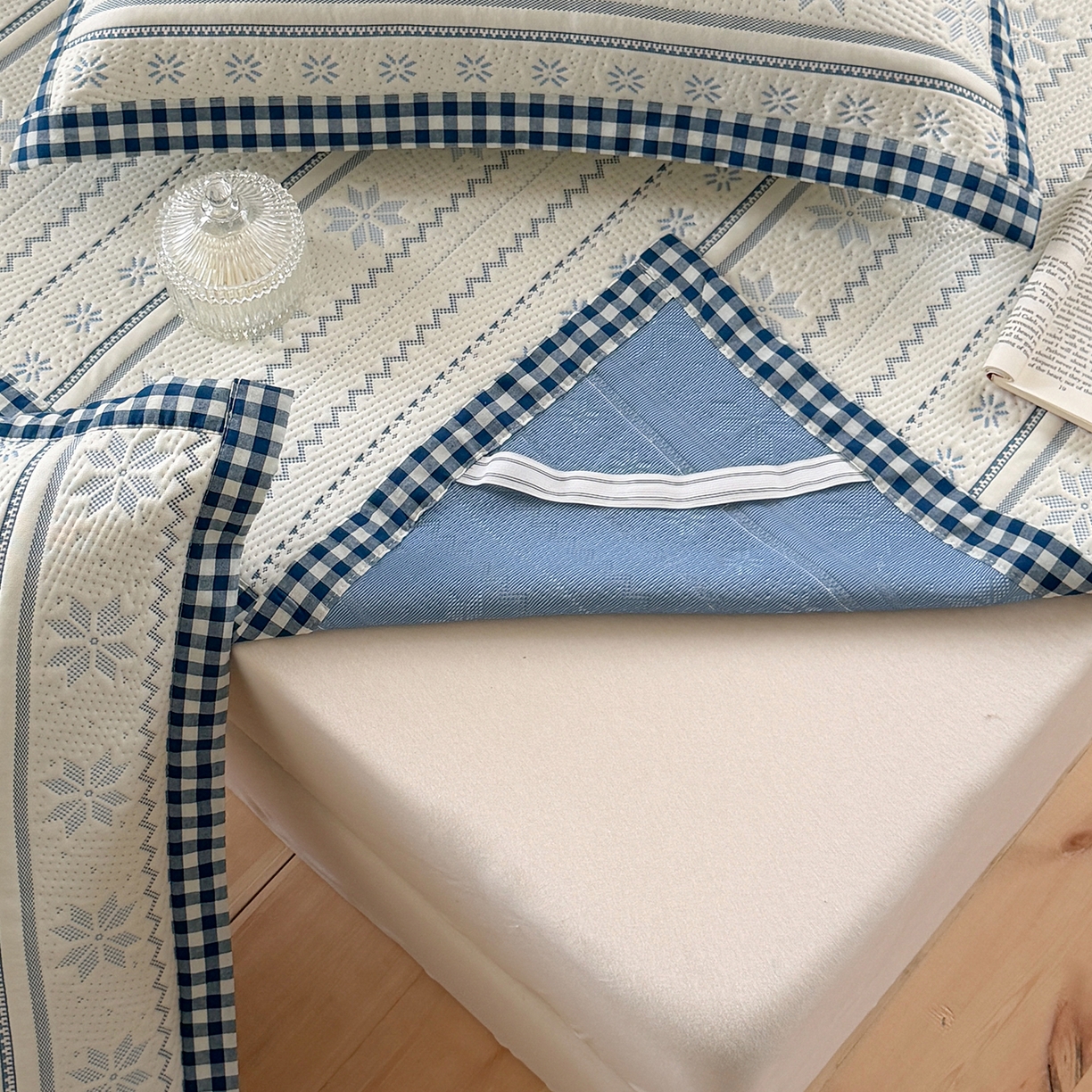 91家纺网 家纺一手货源 找家纺 桃子家居 2026新款A类原木风雪花复古高级亲肤全棉色织水洗棉宽边工艺PE凉感凉席三件套 PE宽边席-蓝屿白川