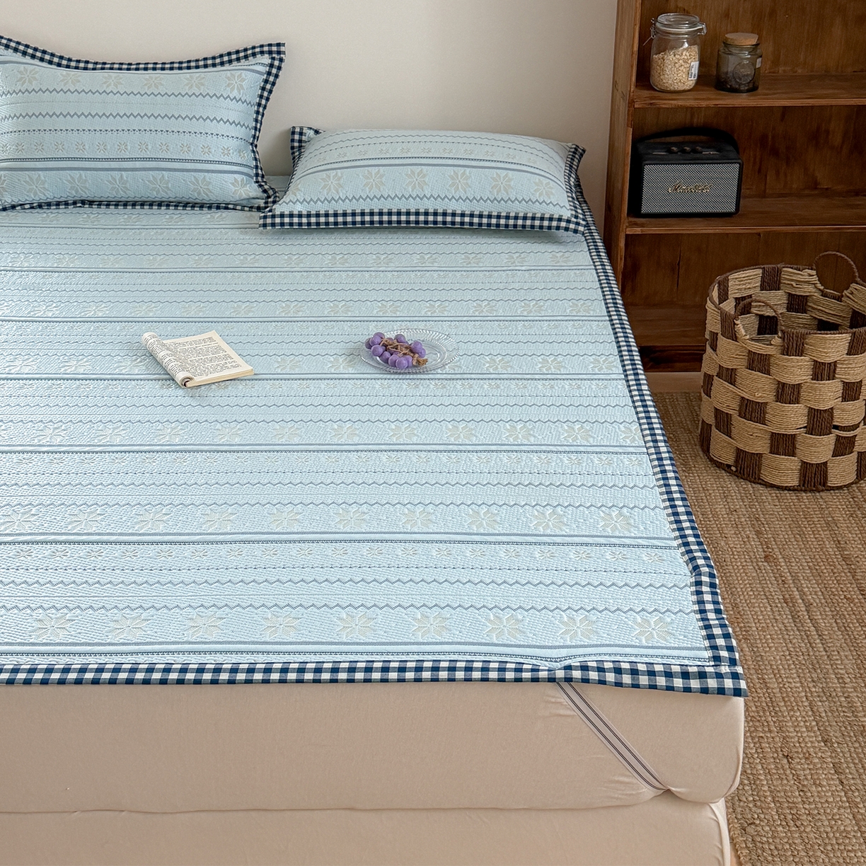 91家纺网 家纺一手货源 找家纺 桃子家居 2026新款A类原木风雪花复古高级亲肤全棉色织水洗棉宽边工艺PE凉感凉席三件套 PE宽边席-海盐冰茶