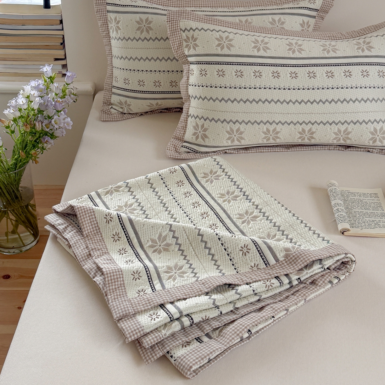 91家纺网 家纺一手货源 找家纺 桃子家居 2026新款A类原木风雪花复古高级亲肤全棉色织水洗棉宽边工艺PE凉感凉席三件套 PE宽边席-松茶青雾