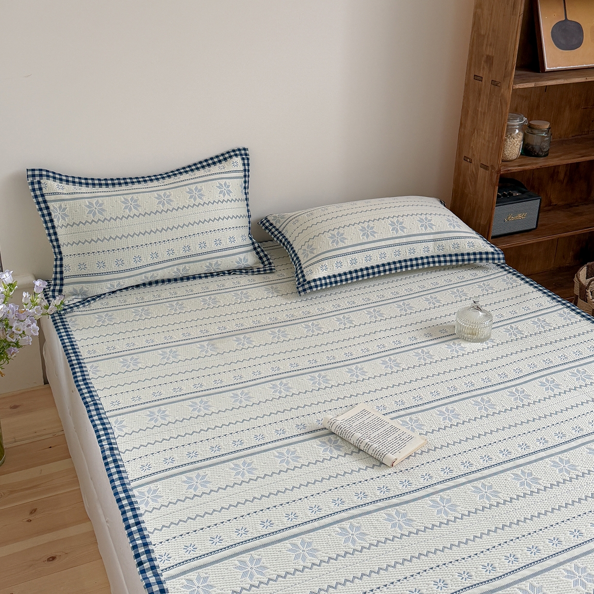 91家纺网 家纺一手货源 找家纺 桃子家居 2026新款A类原木风雪花复古高级亲肤全棉色织水洗棉宽边工艺PE凉感凉席三件套 PE宽边席-蓝屿白川