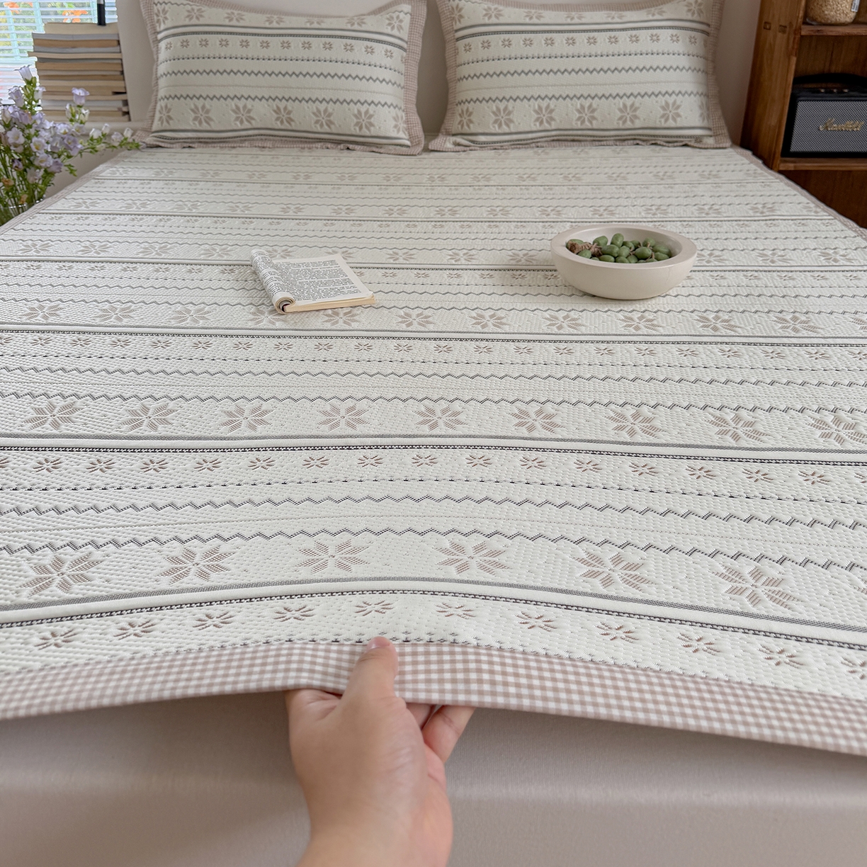 91家纺网 家纺一手货源 找家纺 桃子家居 2026新款A类原木风雪花复古高级亲肤全棉色织水洗棉宽边工艺PE凉感凉席三件套 PE宽边席-松茶青雾